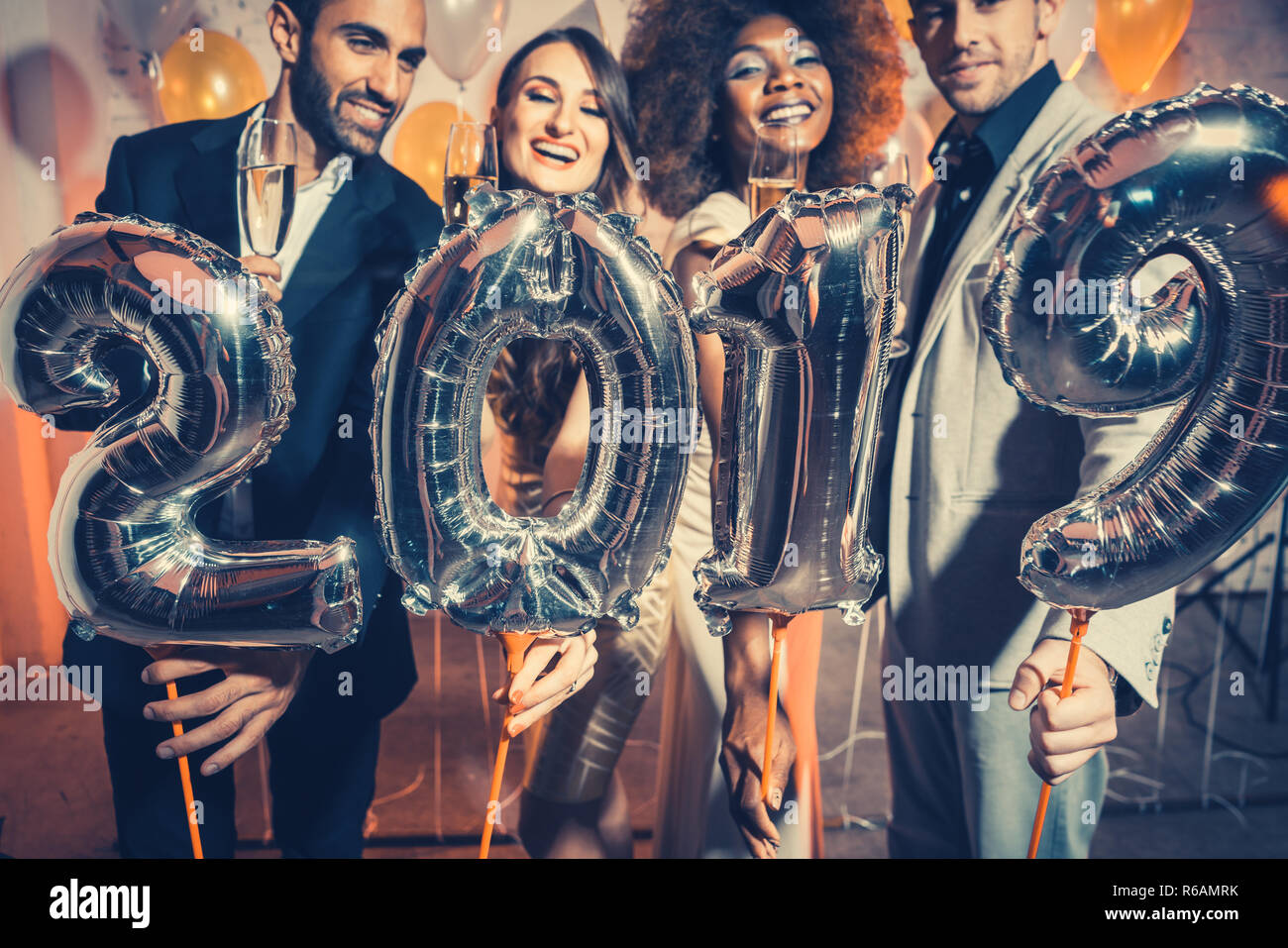 Party People les femmes et les hommes célébrant le nouvel an 2019 Banque D'Images