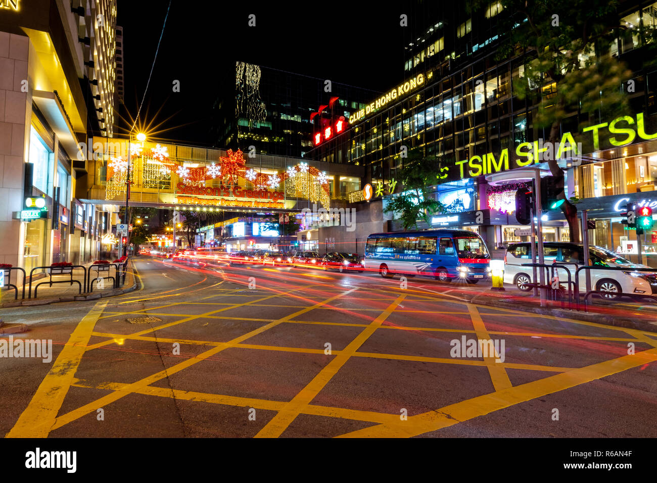 Tsim Sha Tsui, Hong Kong - 30 novembre 2018 : quartier des affaires de Hong Kong dans la nuit avec un léger Banque D'Images