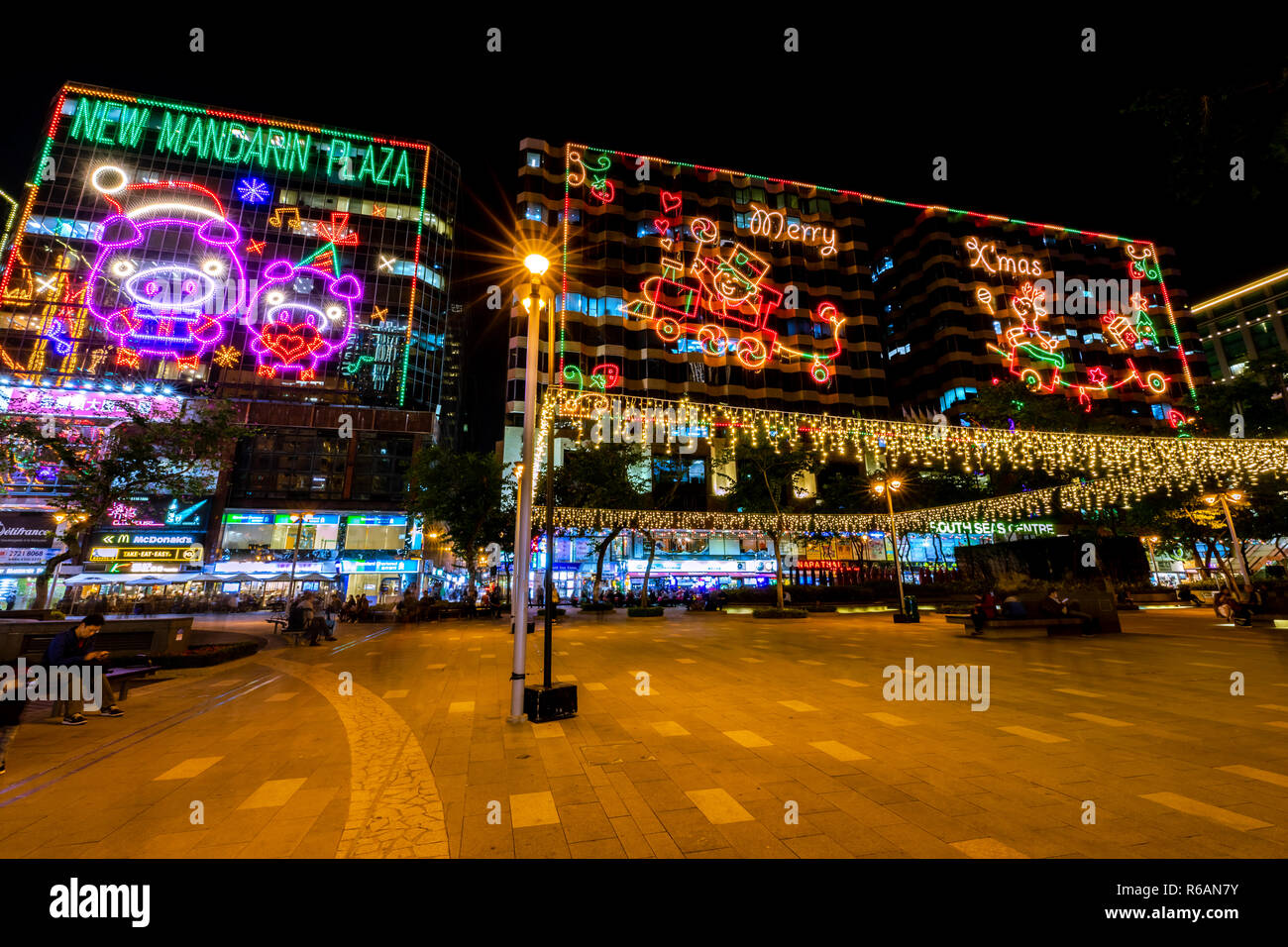 Tsim Sha Tsui, Hong Kong - 30 novembre 2018 : quartier des affaires de Hong Kong dans la nuit avec un léger Banque D'Images