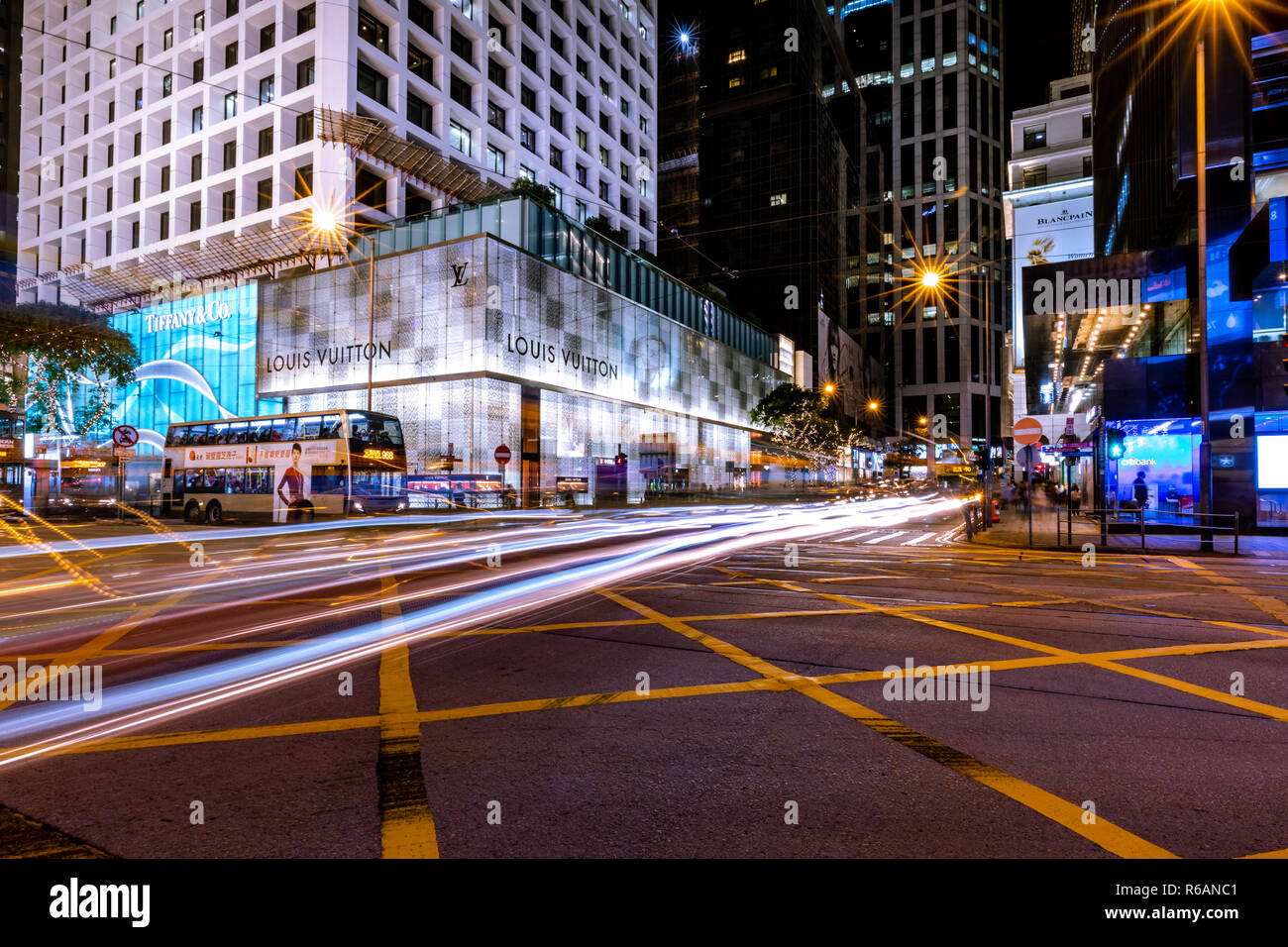 Central, Hong Kong - 30 novembre 2018 : Hong Kong Central Business District de nuit avec piste de lumière Banque D'Images