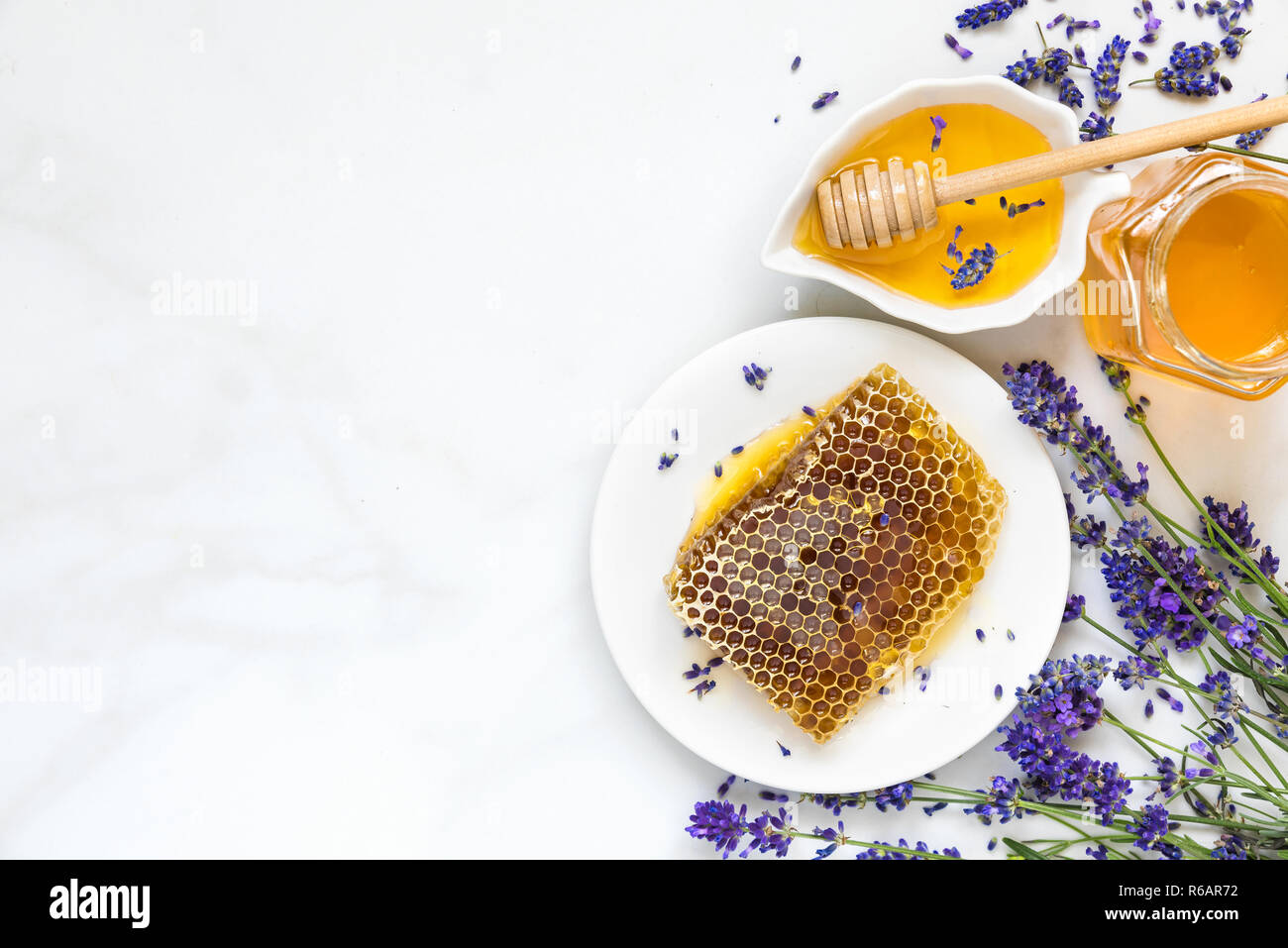Le miel de Lavande fleurs et d'abeilles sur table de marbre blanc. alimentation saine. top view with copy space Banque D'Images
