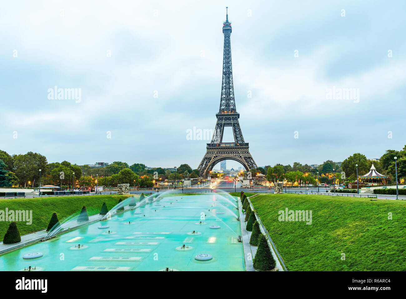 La tour Eiffel au lever du soleil Vue des Jardins du Trocadéro à Paris, France, Europe Banque D'Images