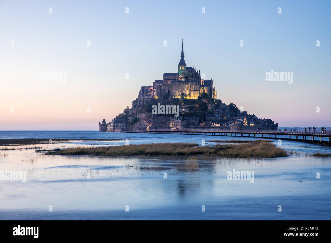 Mont Saint Michel l'abbaye sur l'île, la Normandie, le nord de la France, l'Europe au coucher du soleil Banque D'Images
