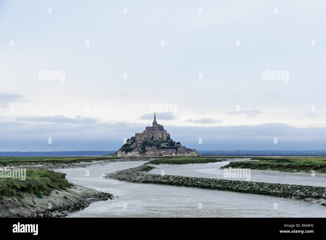 Mont Saint Michel l'abbaye sur l'île avec river, la Normandie, le nord de la France, l'Europe au lever du soleil Banque D'Images