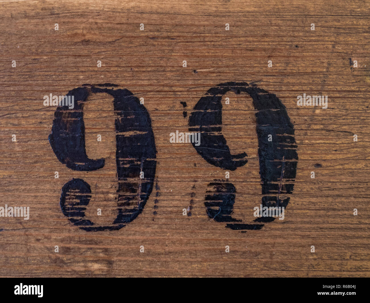 Numéro 99 sur la surface en bois Banque D'Images