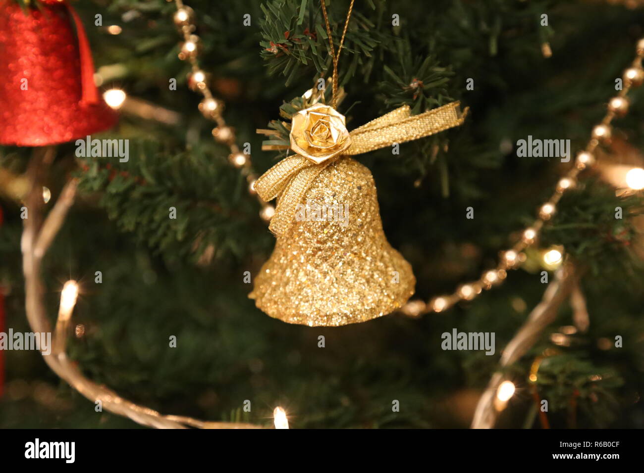 Bell'or Noël décoration on tree Banque D'Images