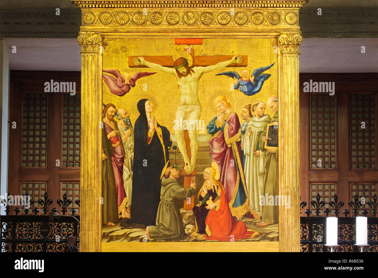 La Crucifixion avec saint Jean-Baptiste, saint Antoine, Saint John, Saint Bernard, San Bernardino, St François et Marie Madeleine (par Neri di Bicci 1464) - Fiesole Banque D'Images