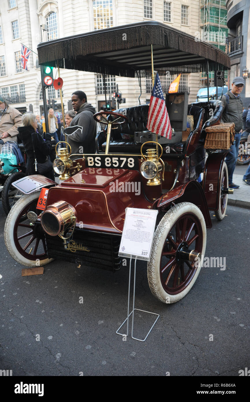 Le Regent Street Classic Car Show, qui voit Regent Street, Londres, près d'une exposition de voiture avec un mélange de voitures rétro et moderne classique. Doté d''atmosphère : où : London, Royaume-Uni Quand : 03 novembre 2018 Source : WENN.com Banque D'Images