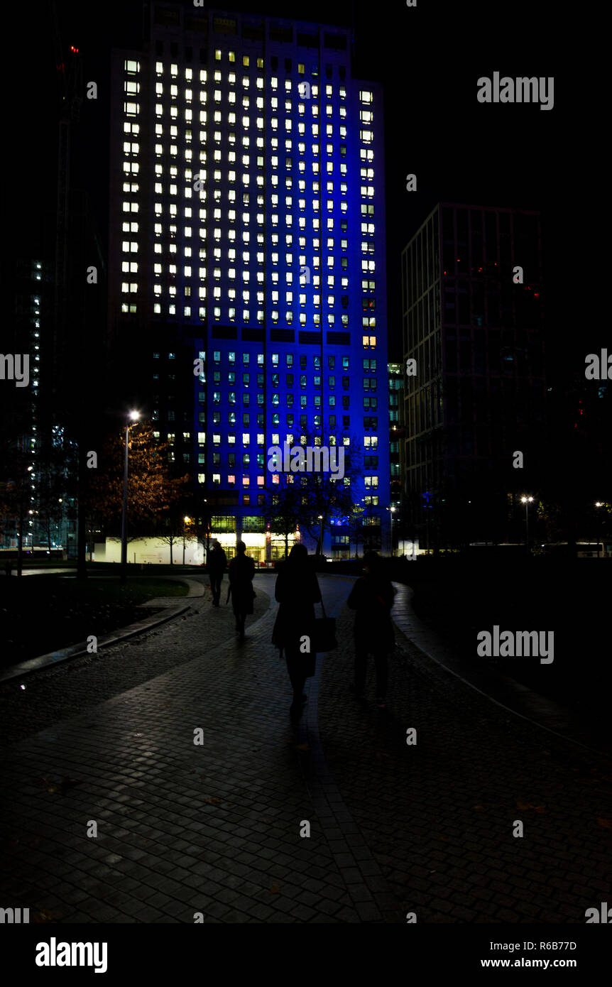 Bloc de bureau centre de Londres la nuit. Banque D'Images
