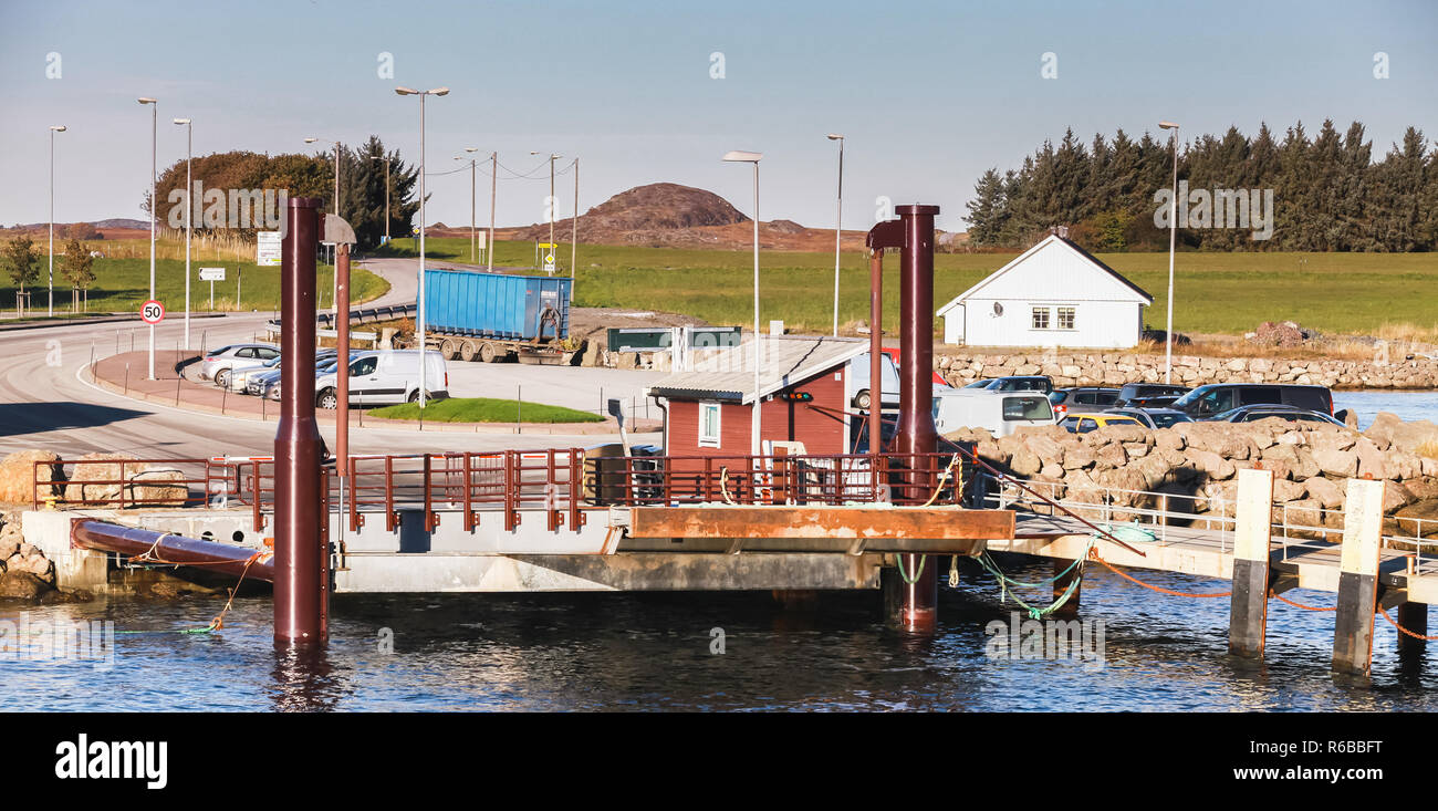 Edoya, Norvège - 17 octobre, 2016 : rampe Ferry Pier et le mouillage de l'île Edoya, région de Trondheim, Norvège Banque D'Images