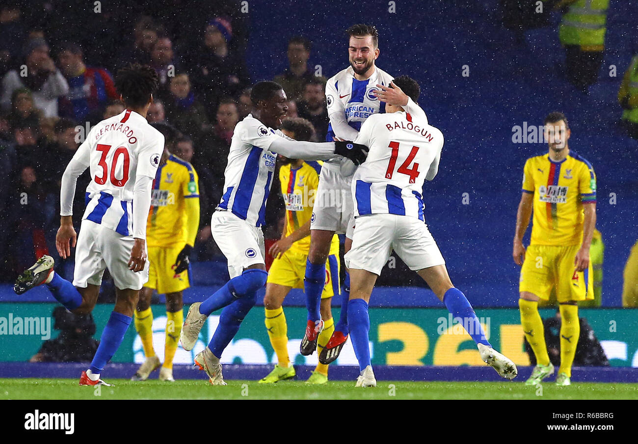 Brighton & Hove Albion Leon Balogun (à droite) célèbre marquant son deuxième but de côtés du jeu avec ses coéquipiers au cours de la Premier League match au stade AMEX, Brighton. Banque D'Images