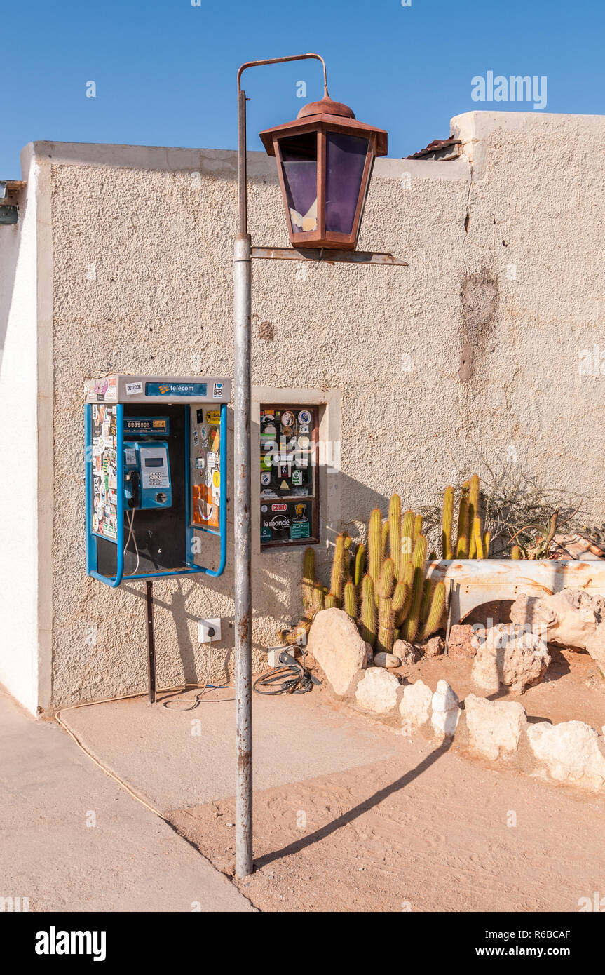 Vieille cabine téléphonique et vieille lampe solitaire en station-service, la Namibie Banque D'Images