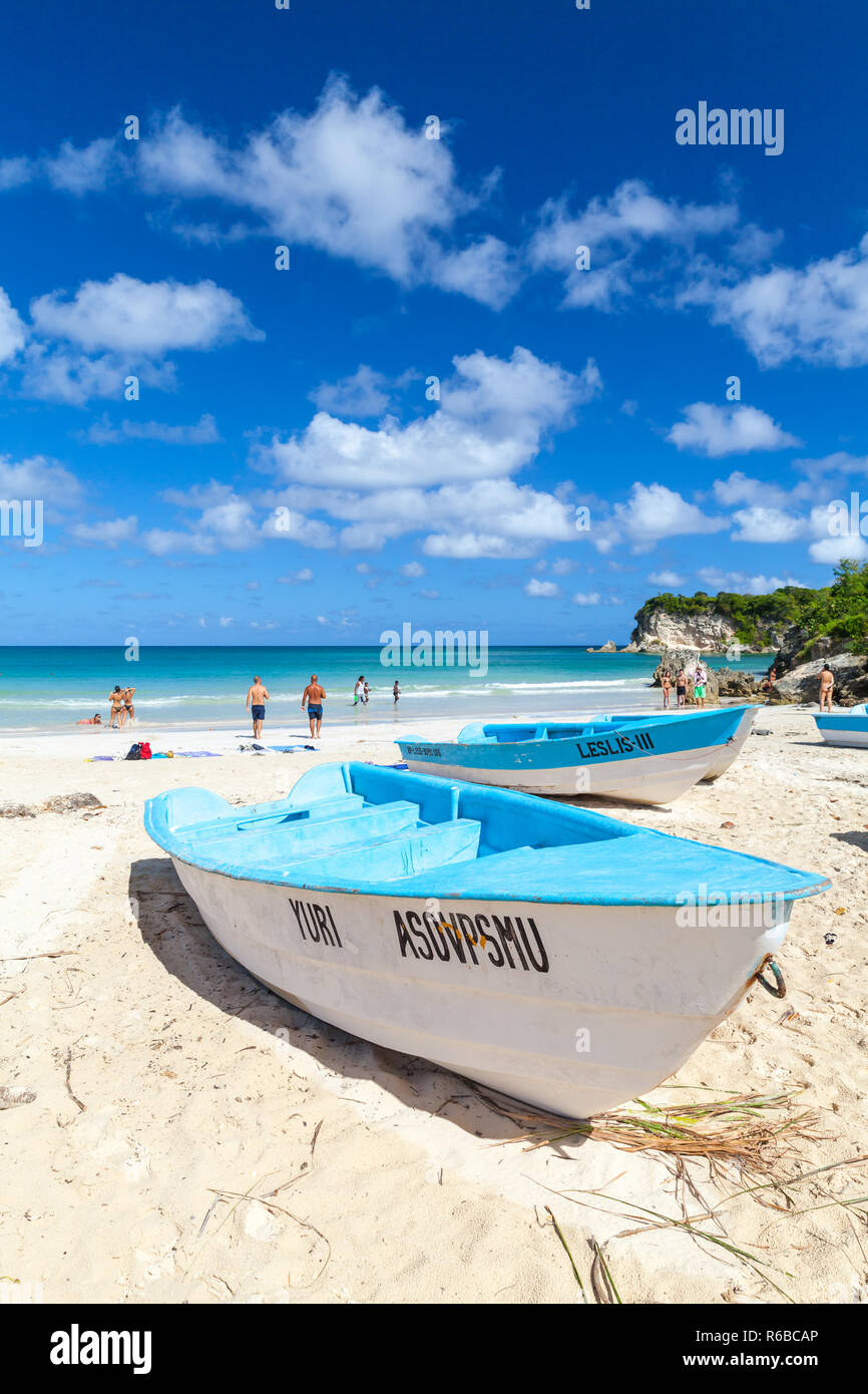 Macao beach, Dominican Republic - 6 janvier 2017 : Bleu Blanc bateaux de plaisance jeter sur le sable de la plage de Macao, vertical paysage côtier. D'Hispaniola Banque D'Images