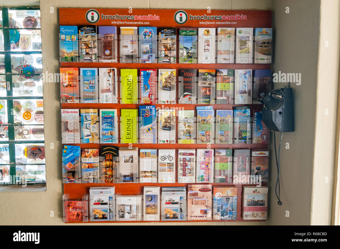 Étagère avec des brochures à l'intérieur de la station Solitaire et ancien téléphone sur le mur, en Namibie Banque D'Images
