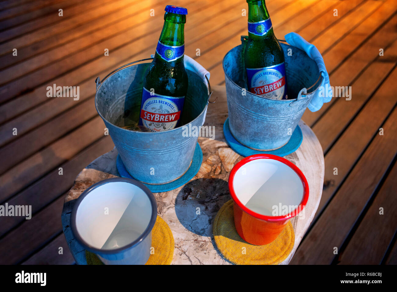 Bière Seybrew bouteilles et verres sur table restaurant à emporter Banque D'Images