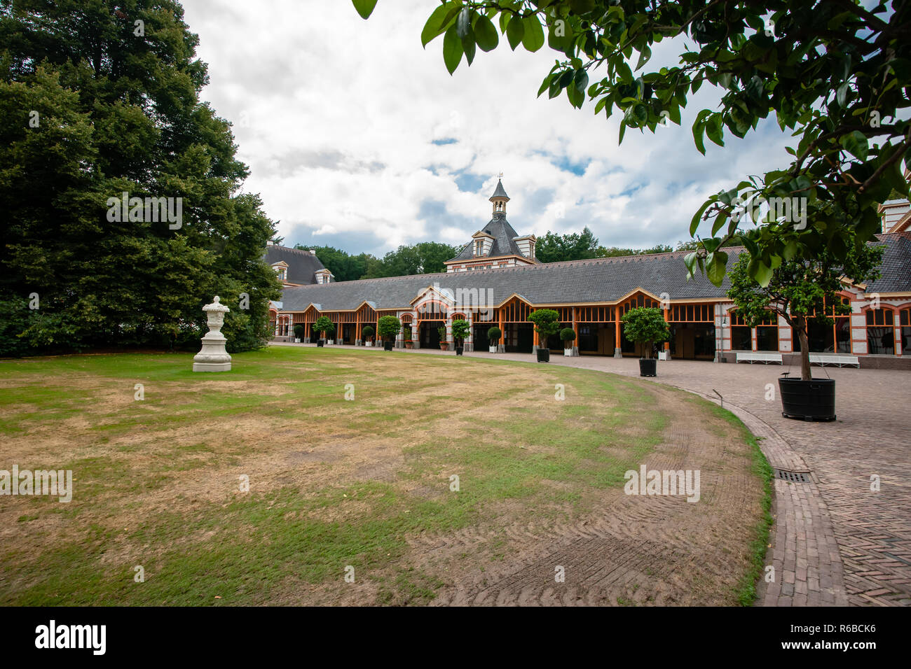 L'architecture traditionnelle typique basé sur le style chalet ou d'artisanat à l'ancien palais royal Het Loo' à Apeldoorn, Pays-Bas Banque D'Images