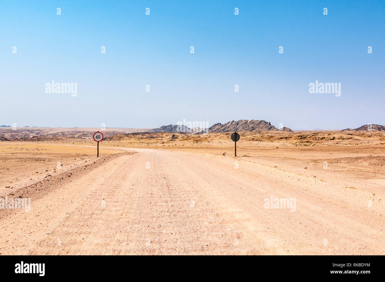 60 kilomètres à l'heure road sign, ondulés de gravier, d'entraînement, la Namibie Welwitschia Banque D'Images