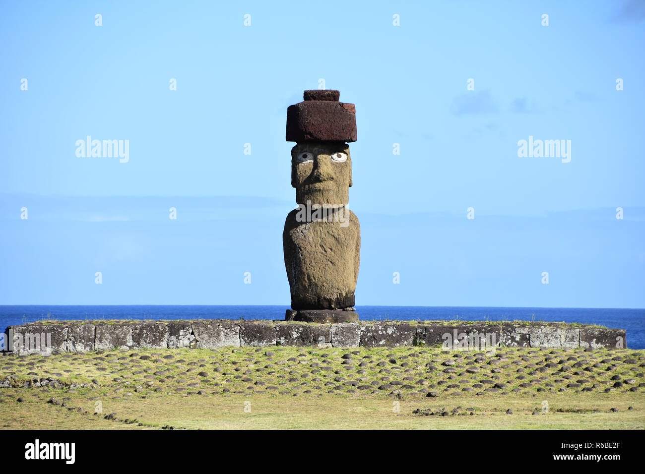 Île de Pâques (Rapa Nui) anciennes statues de MAOI le long de la côte avec leurs dos à l'eau. Banque D'Images