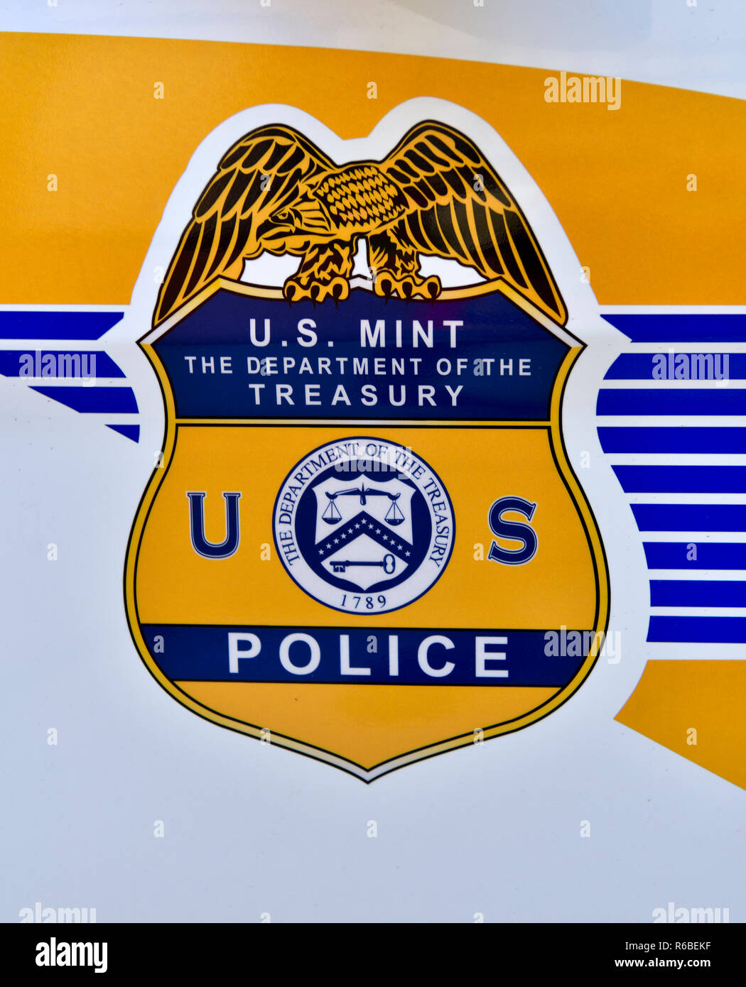 Symbole de la protection de l'United States Mint, du Trésor, de la police sur le côté porte de voiture de police Banque D'Images