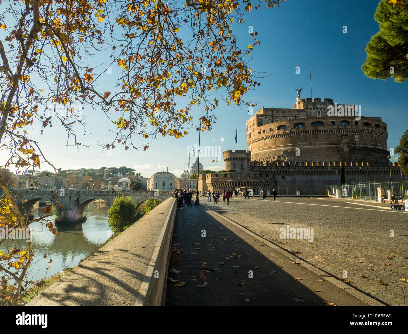 Castel Sant'Angelo (alias le mausolée d'Hadrien) au bord du Tibre à Rome, région du Latium, Italie. Banque D'Images