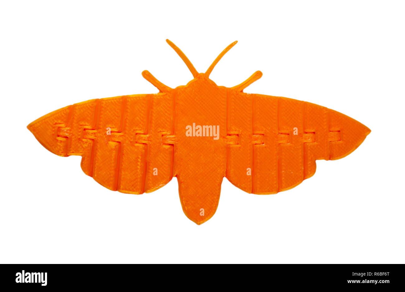 Une lumière orange objet en forme de jouet papillon imprimé sur imprimante 3d isolé sur fond blanc. Fused deposition modeling, FDM. La technologie moderne Concept additif progressif pour l'impression 3D. Banque D'Images