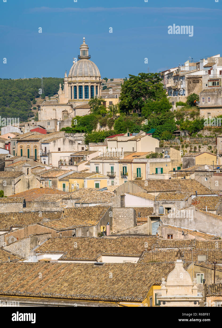 Vue panoramique de Ragusa Ibla avec le dôme de la cathédrale San Giorgio. La Sicile (Sicilia), dans le sud de l'Italie. Banque D'Images