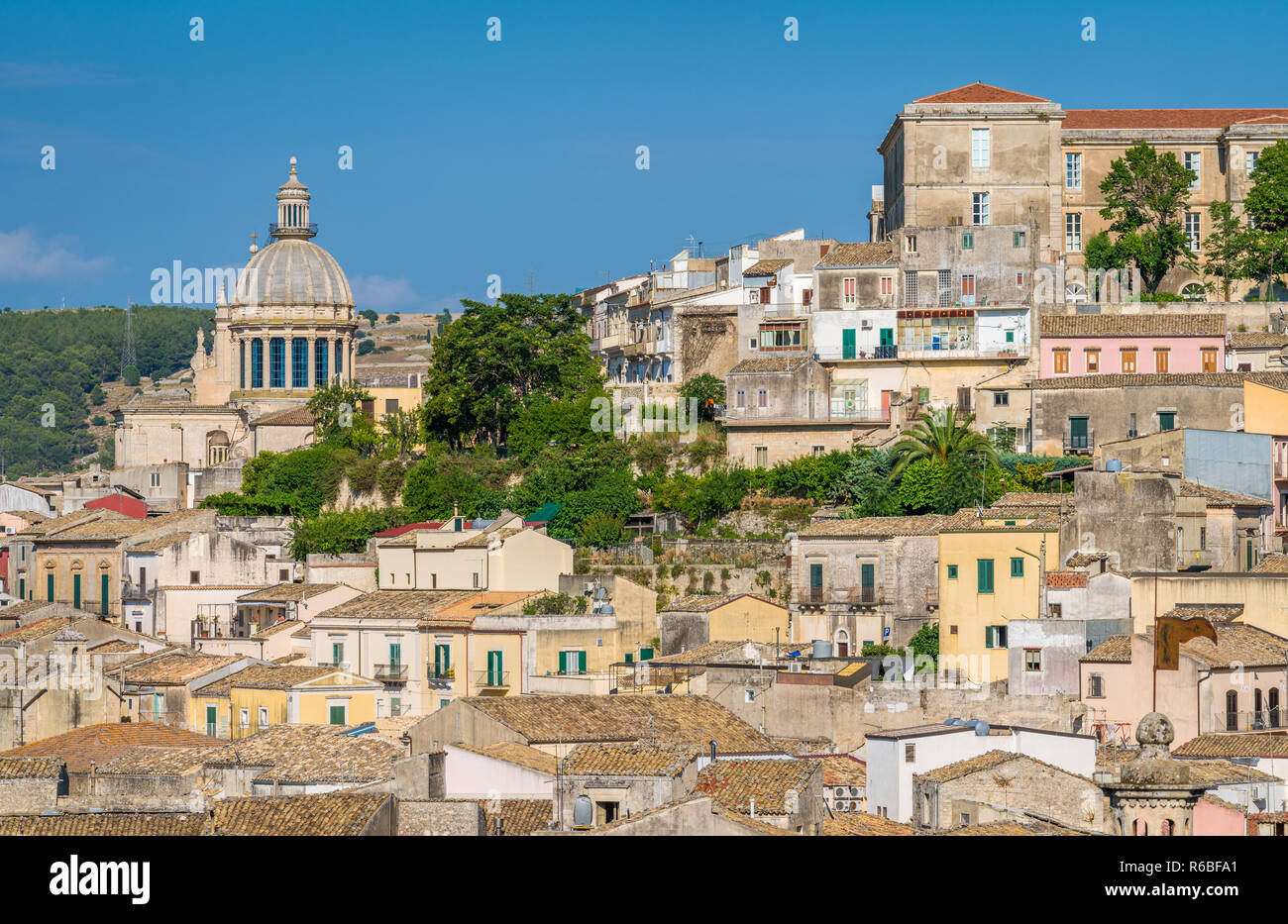 Vue panoramique de Ragusa Ibla avec le dôme de la cathédrale San Giorgio. La Sicile (Sicilia), dans le sud de l'Italie. Banque D'Images