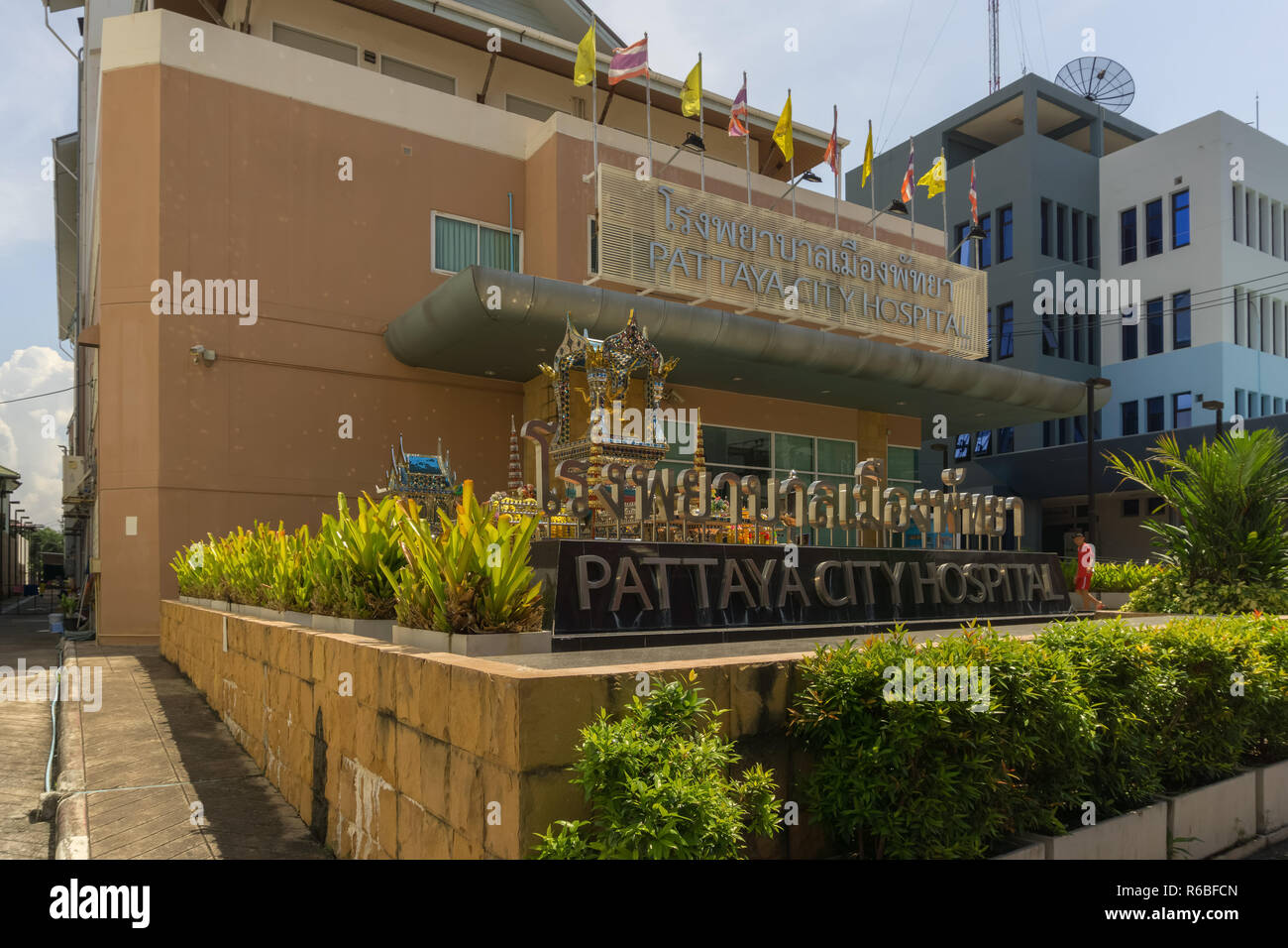 PATTAYA, THAÏLANDE - octobre 18,2018 : Soi Buakhaow c'est l'hôpital de la ville.Il est nouveau rénové et dispose d'un sanctuaire de Bouddha en face de l'immeuble. Banque D'Images