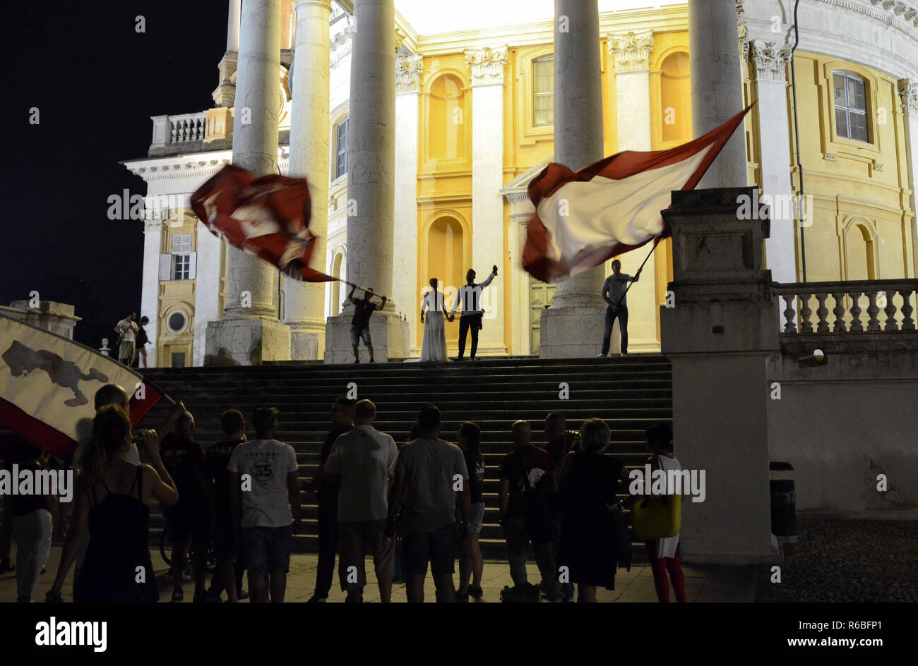 Turin, Piémont, août 2018. L'Italie. Mariage avec fans de l'équipe de Torino Football Club dans la Basilique de Superga. Les amis fans agitant drapeaux de grande t Banque D'Images