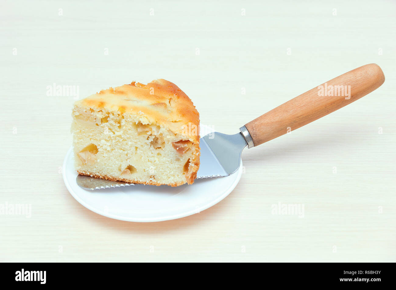 Tranches de morceau de gâteau sur une assiette blanche. Sur une table de cuisine en bois. Banque D'Images