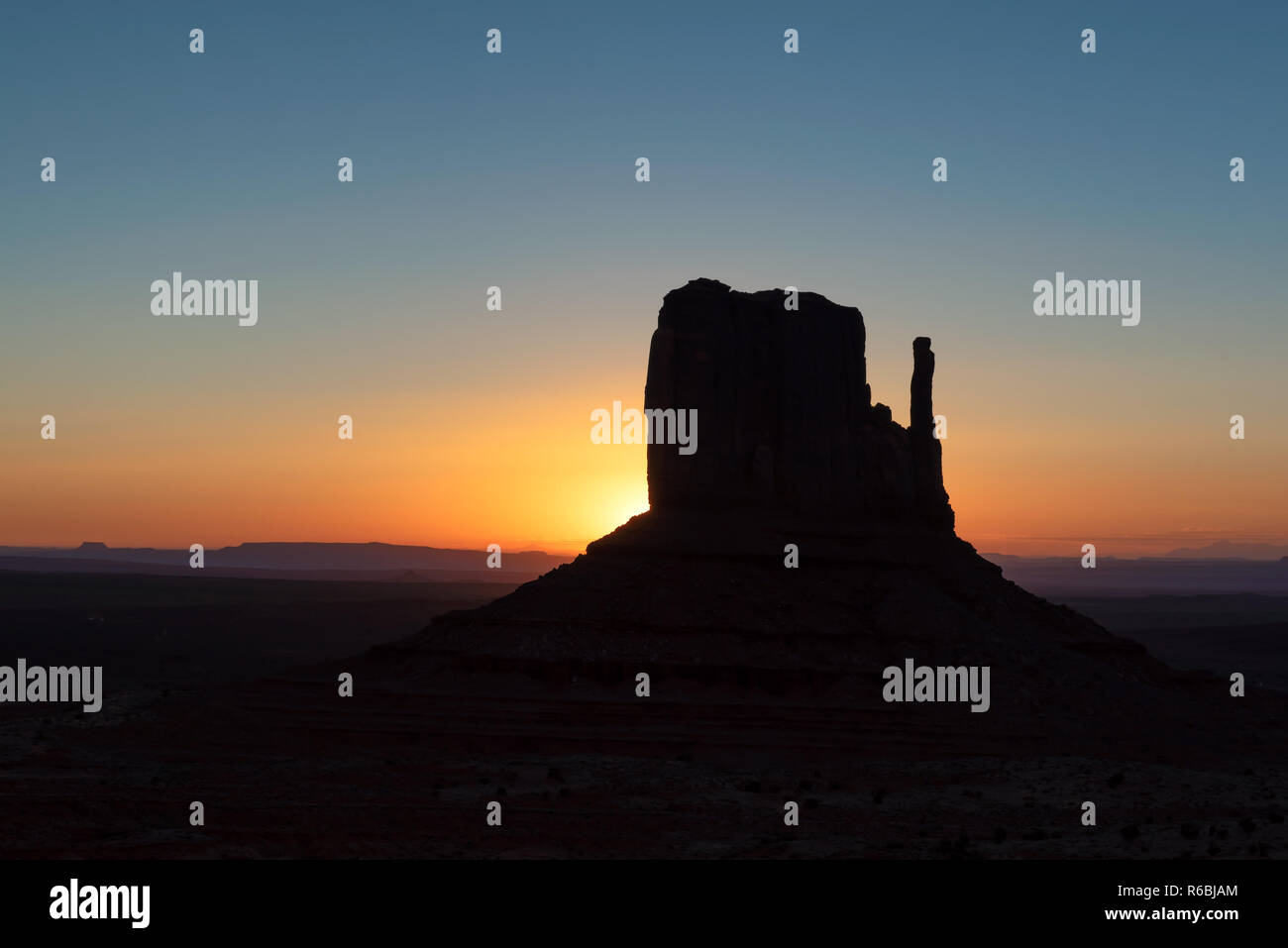Lever du soleil à Monument Valley, Arizona Banque D'Images