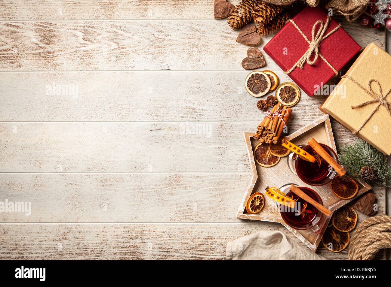 Des cadeaux de Noël et vin chaud sur le bois Banque D'Images