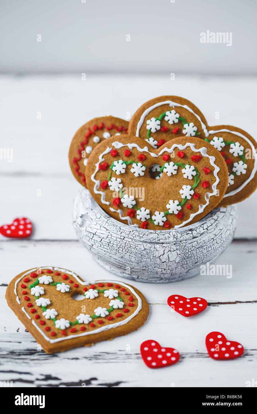 Gingerbread Cookies cœur dans une tasse sur un fond de bois blanc. Valentines Day concept Copy space Banque D'Images