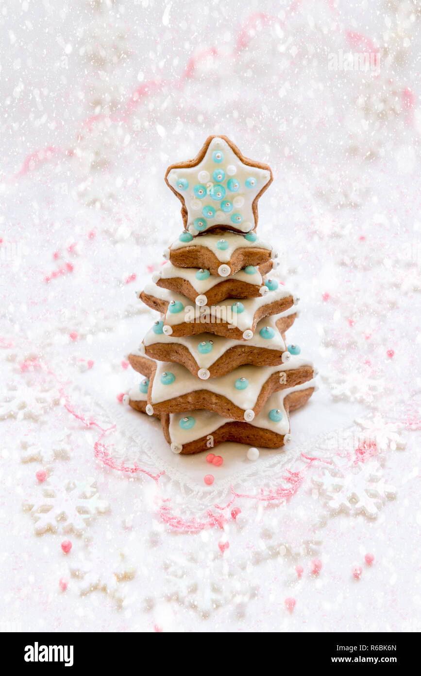 Les cookies d'arbres en forme d'étoiles sur un fond blanc Banque D'Images