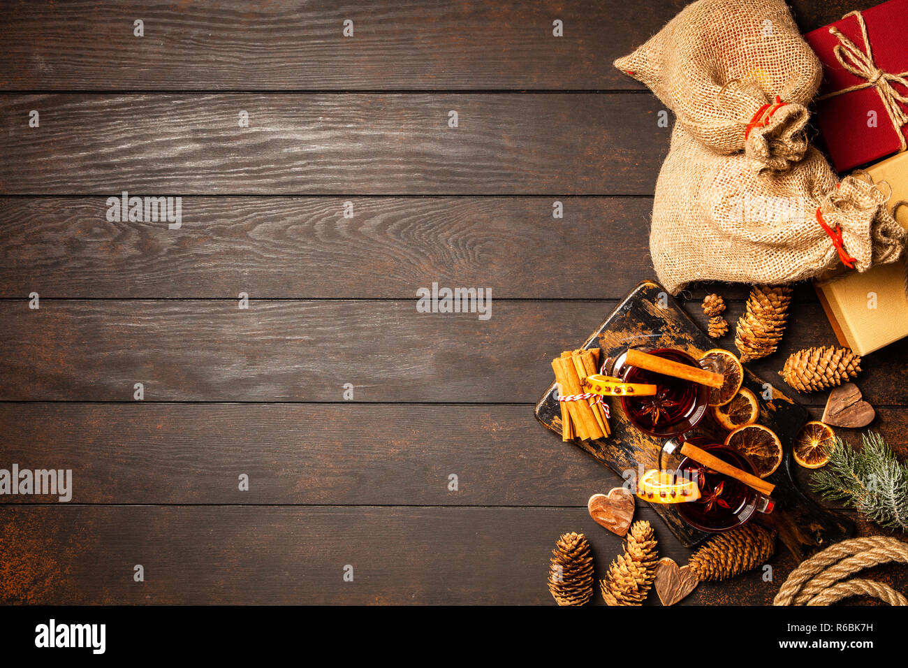 Des cadeaux de Noël et vin chaud sur le bois Banque D'Images