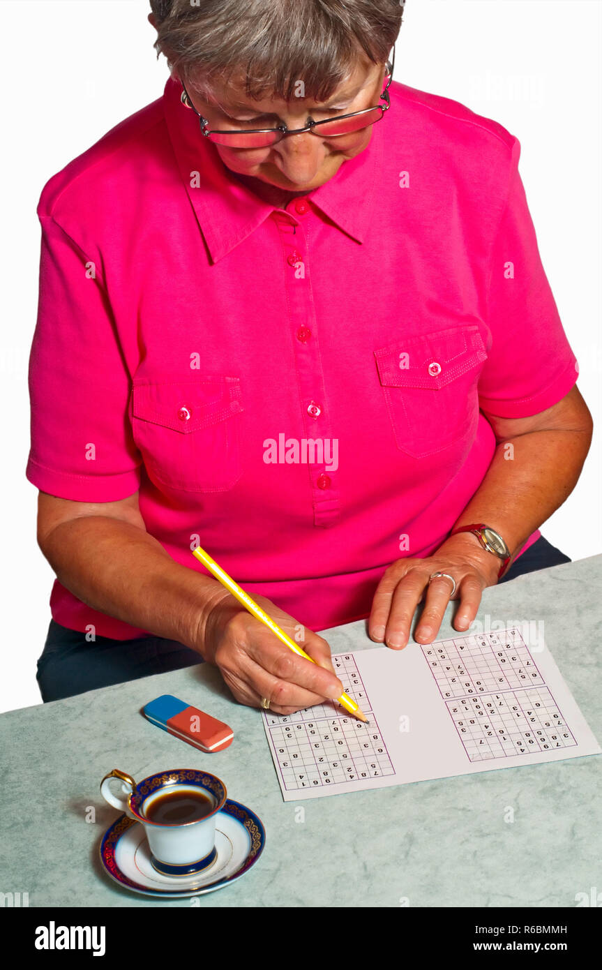 Pensionné Avec Sudoku Banque D'Images