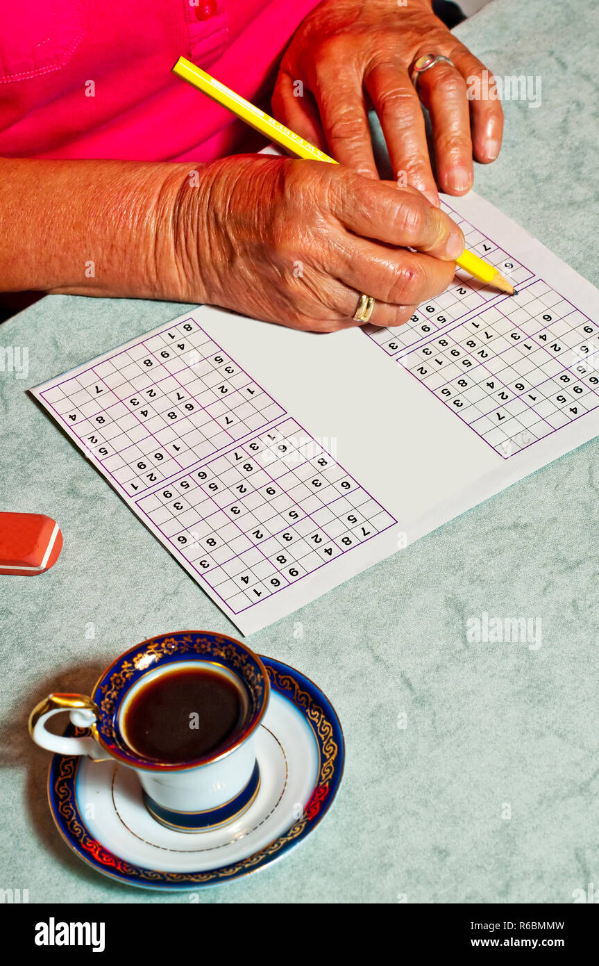 Pensionné Avec Sudoku Banque D'Images