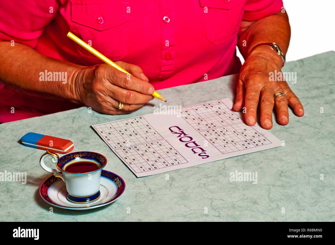 Pensionné Avec Sudoku Banque D'Images