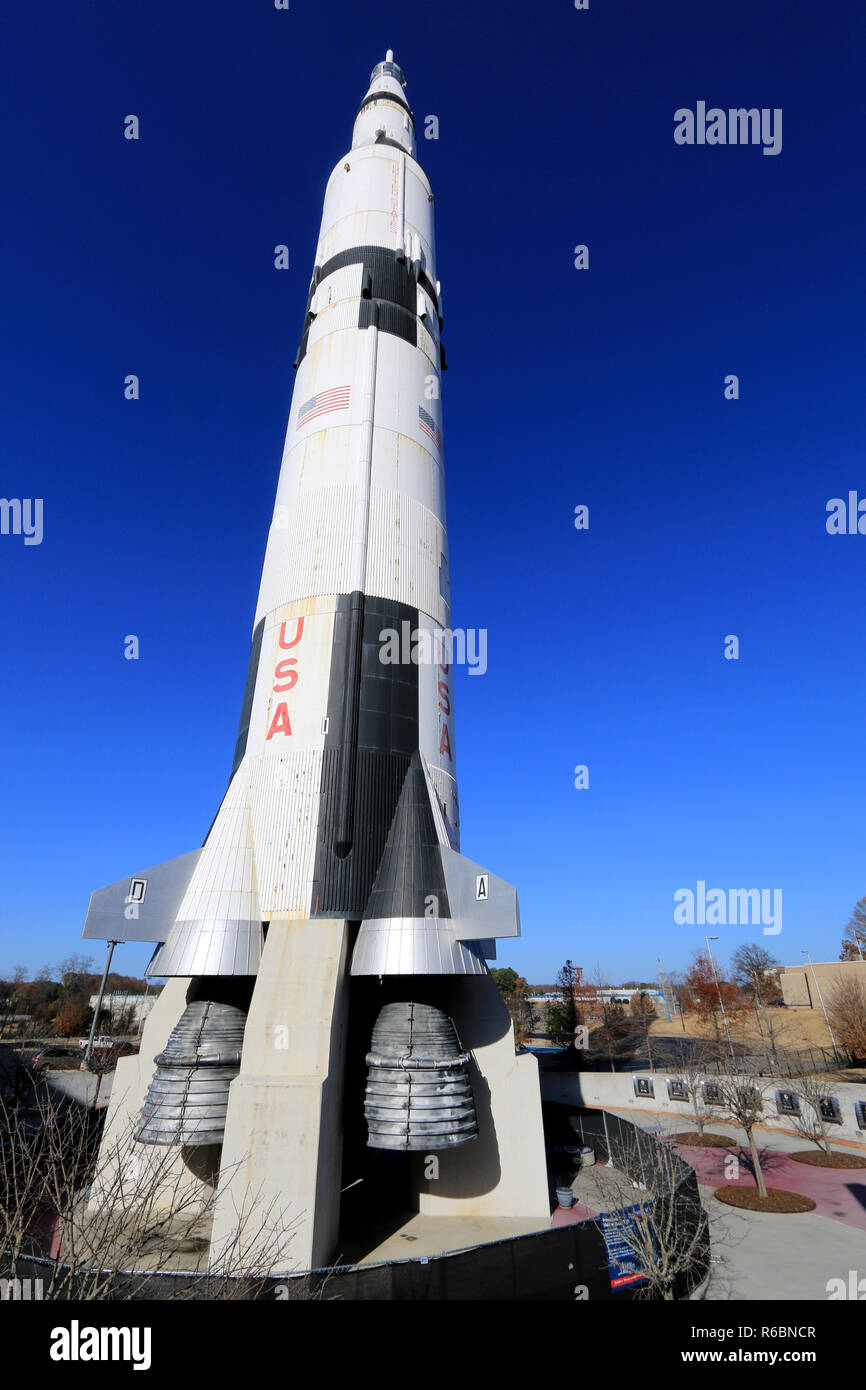 La seule maquette à l'échelle verticale d'une Saturn V en face de l'hôtel de Saturn V au centre Davidson, Rocket and Space Center US, Huntsville Banque D'Images