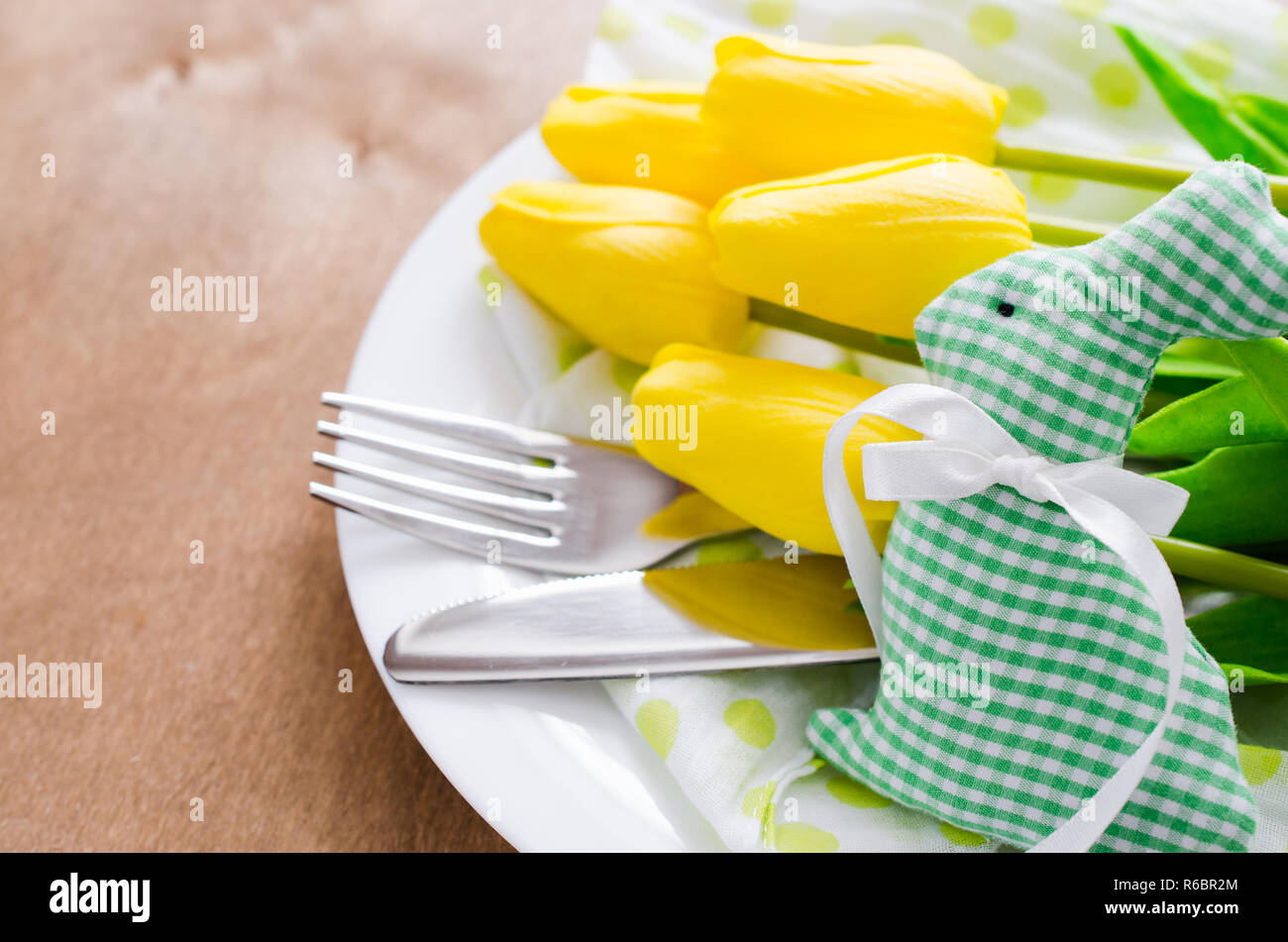 Réglage de la table de printemps pour Pâques ou la Fête des Mères Banque D'Images