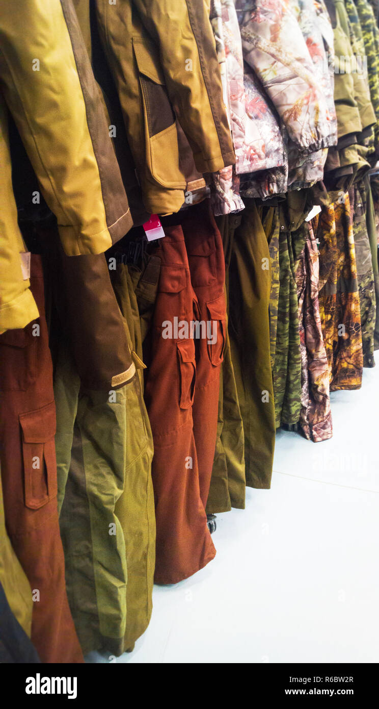 Vêtements spéciaux sur coatrack Banque D'Images