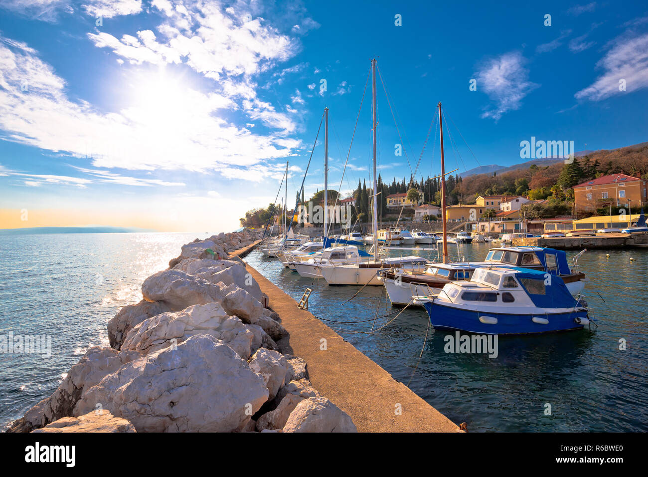 Village Icici Waterfront et le port à Opatija riviera Banque D'Images