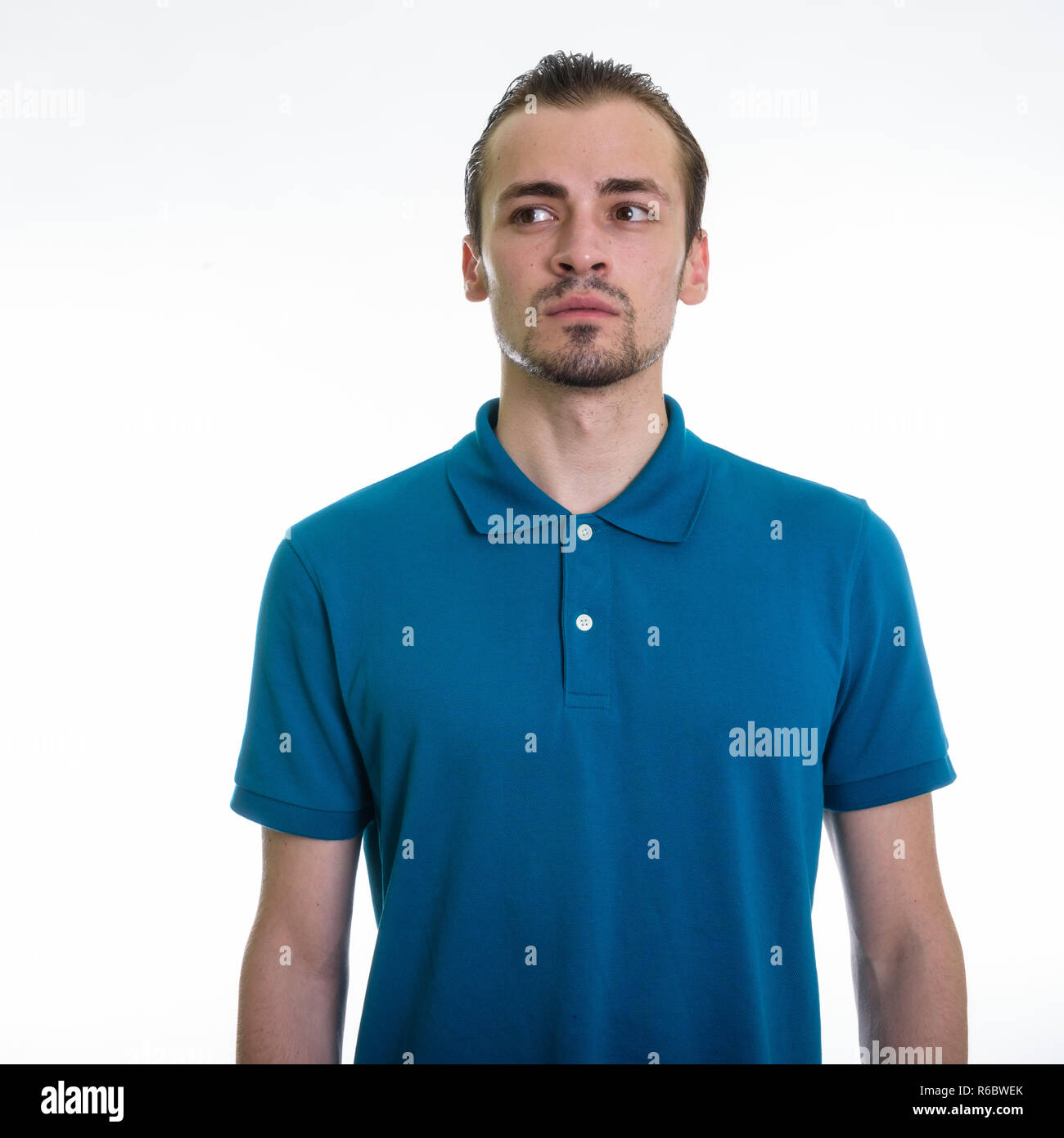 Portrait de jeune homme barbu tout en pensant à la recherche de nouveau Banque D'Images