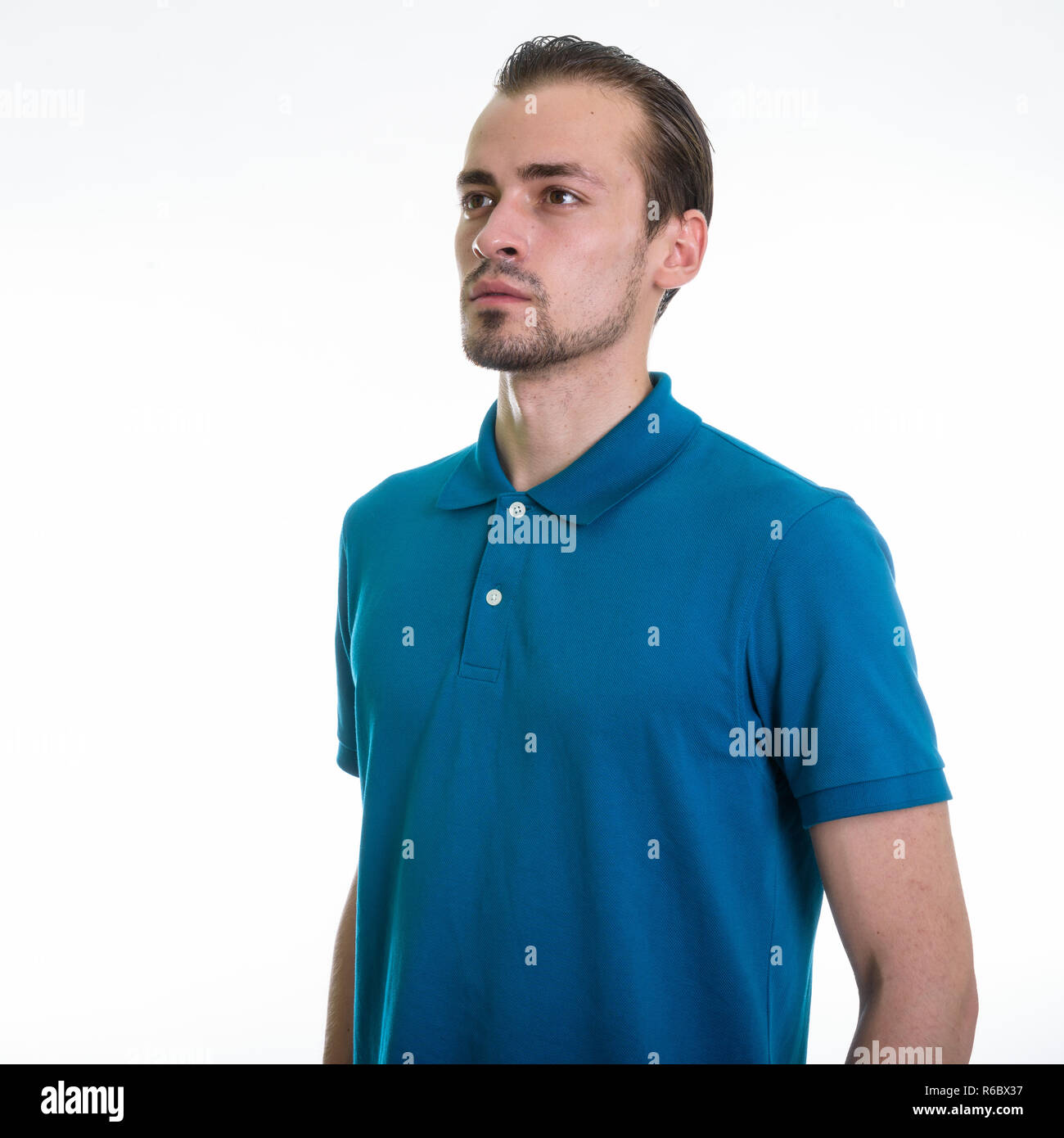 Portrait de jeune homme barbu tout en pensant à la recherche de nouveau Banque D'Images