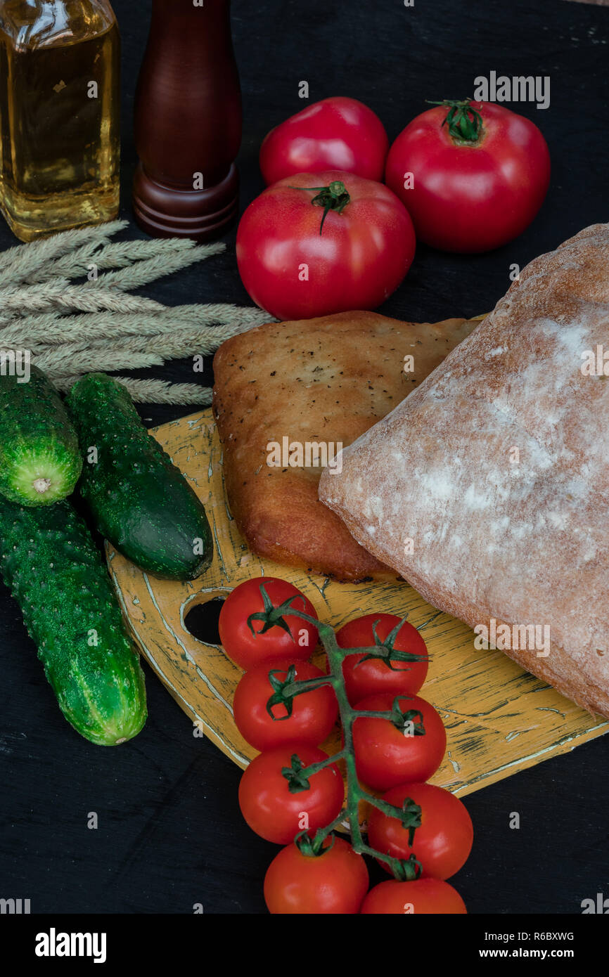 La composition avec des légumes frais et du pain à la tomate concombre vert.. Mobilier de style. Banque D'Images