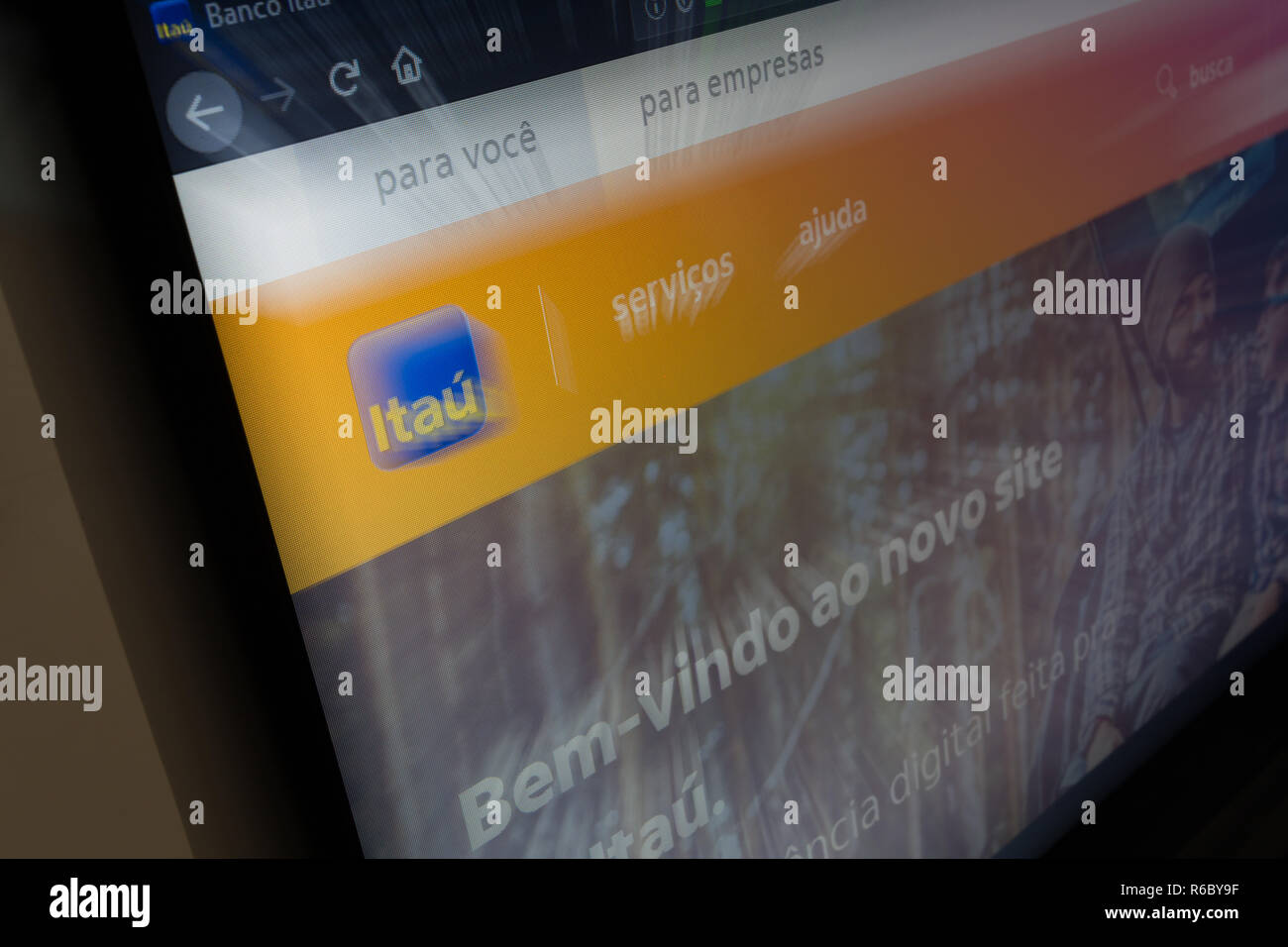 Banco Itau, banque brésilienne, logo sur son site web est affiché sur un écran d'ordinateur portable. Tirer en rafale-zoom de l'appareil photo, l'effet d'une exposition longue Banque D'Images