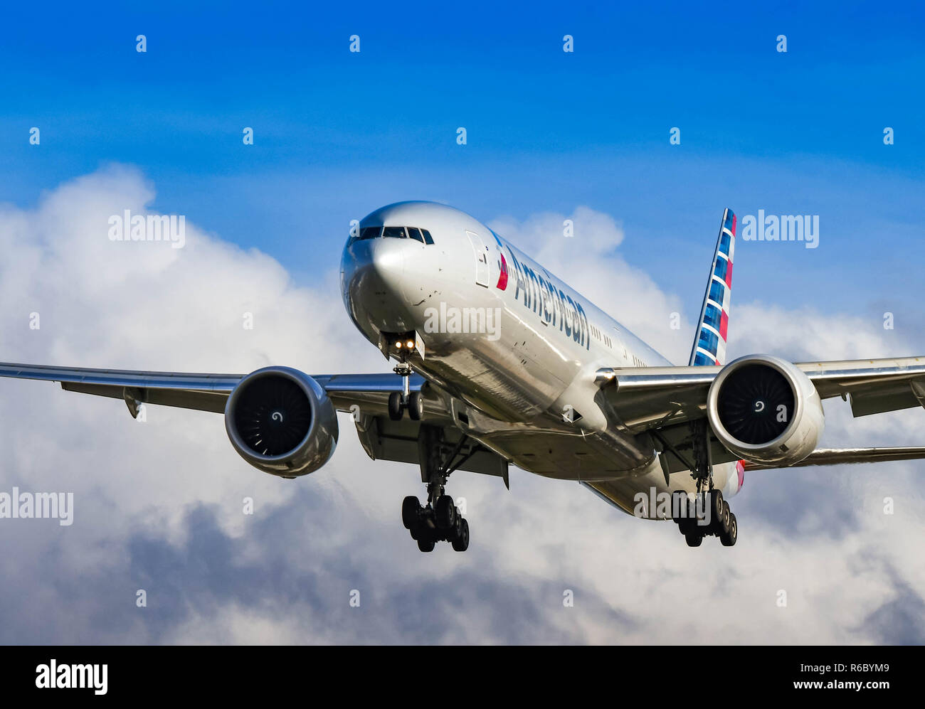 Londres, ANGLETERRE - NOVEMBRE 2018 : American Airlines Boeing 777 avion long courrier l'atterrissage à l'aéroport Heathrow de Londres. Banque D'Images