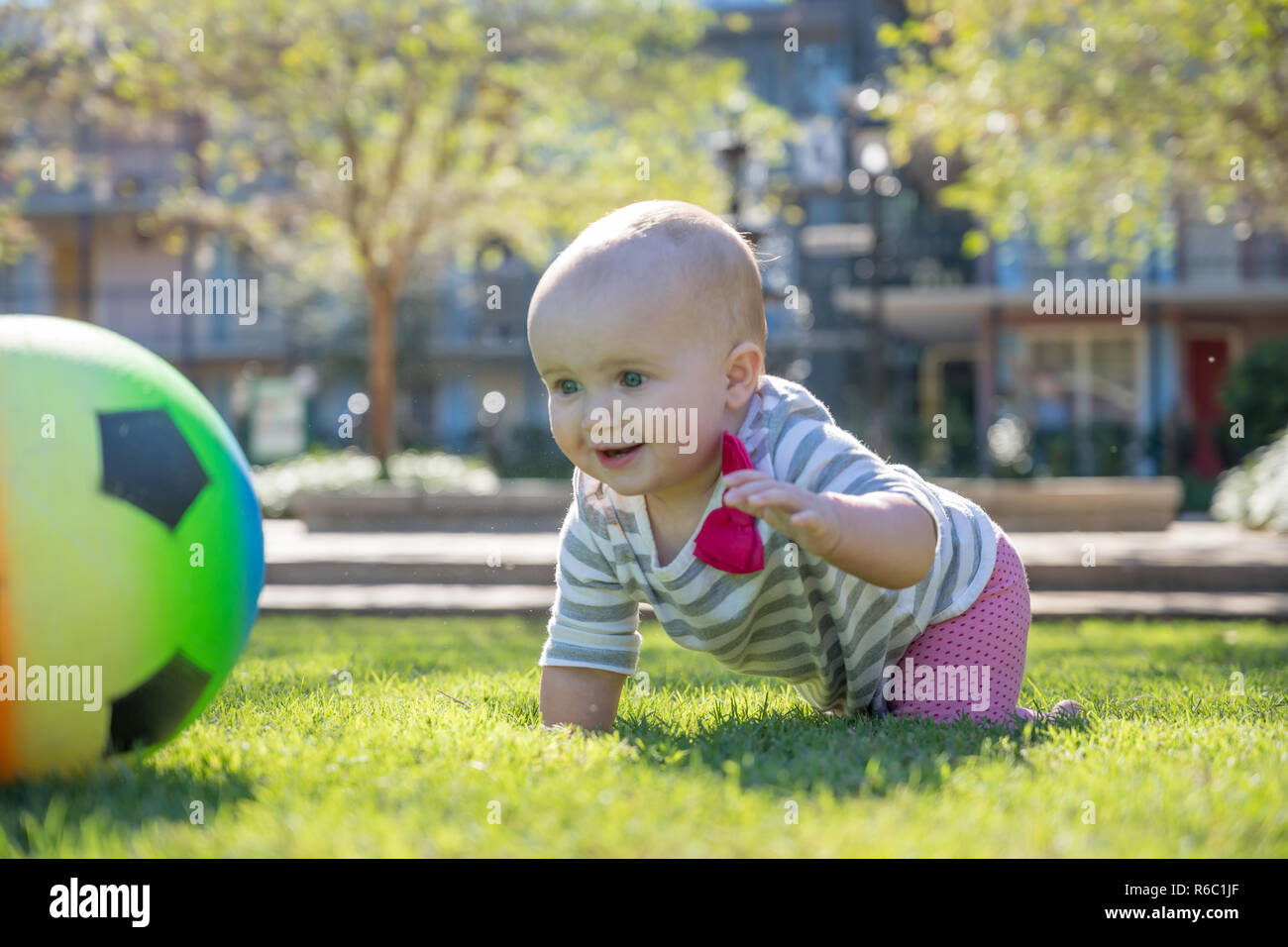 Smiling Baby Girl Et Excites Ramper Apres Ballon De Soccer Dans Le Parc En Plein Air Photo Stock Alamy