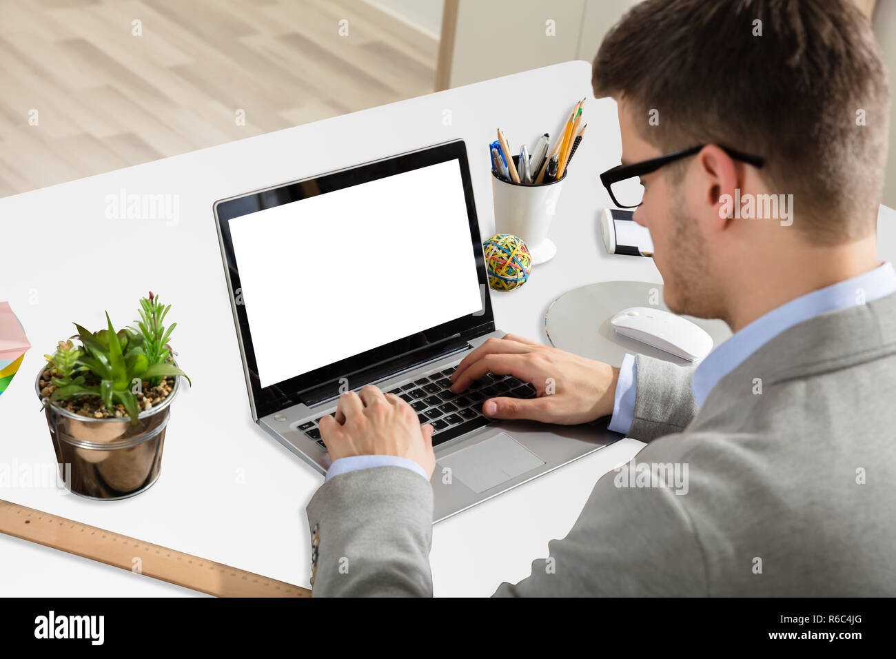 Businessman Working On Laptop Banque D'Images