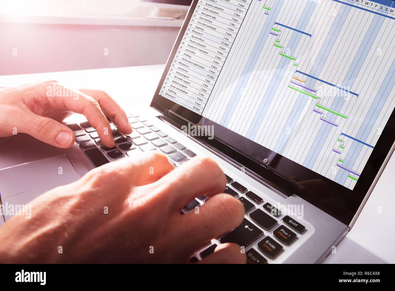 Les mains de l'homme d'affaires travaillant sur Gantt On Laptop Banque D'Images